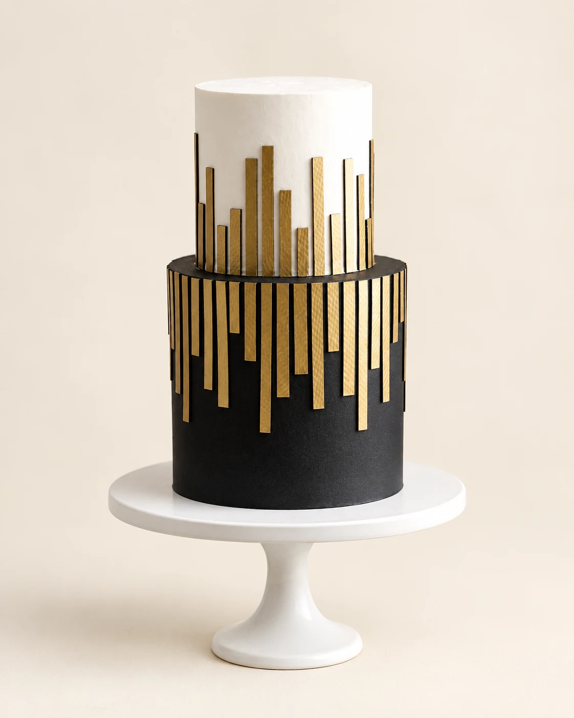 Schwarze zweistöckige Torte mit goldenen Linien