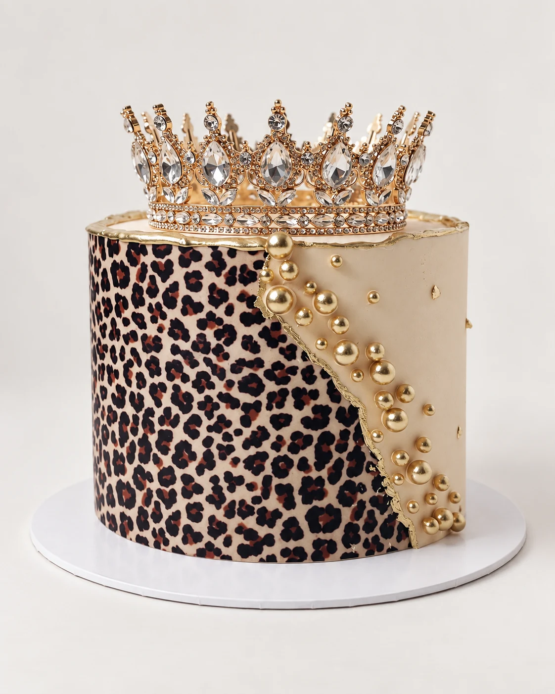 Torte mit Leopardenmuster und Krone
