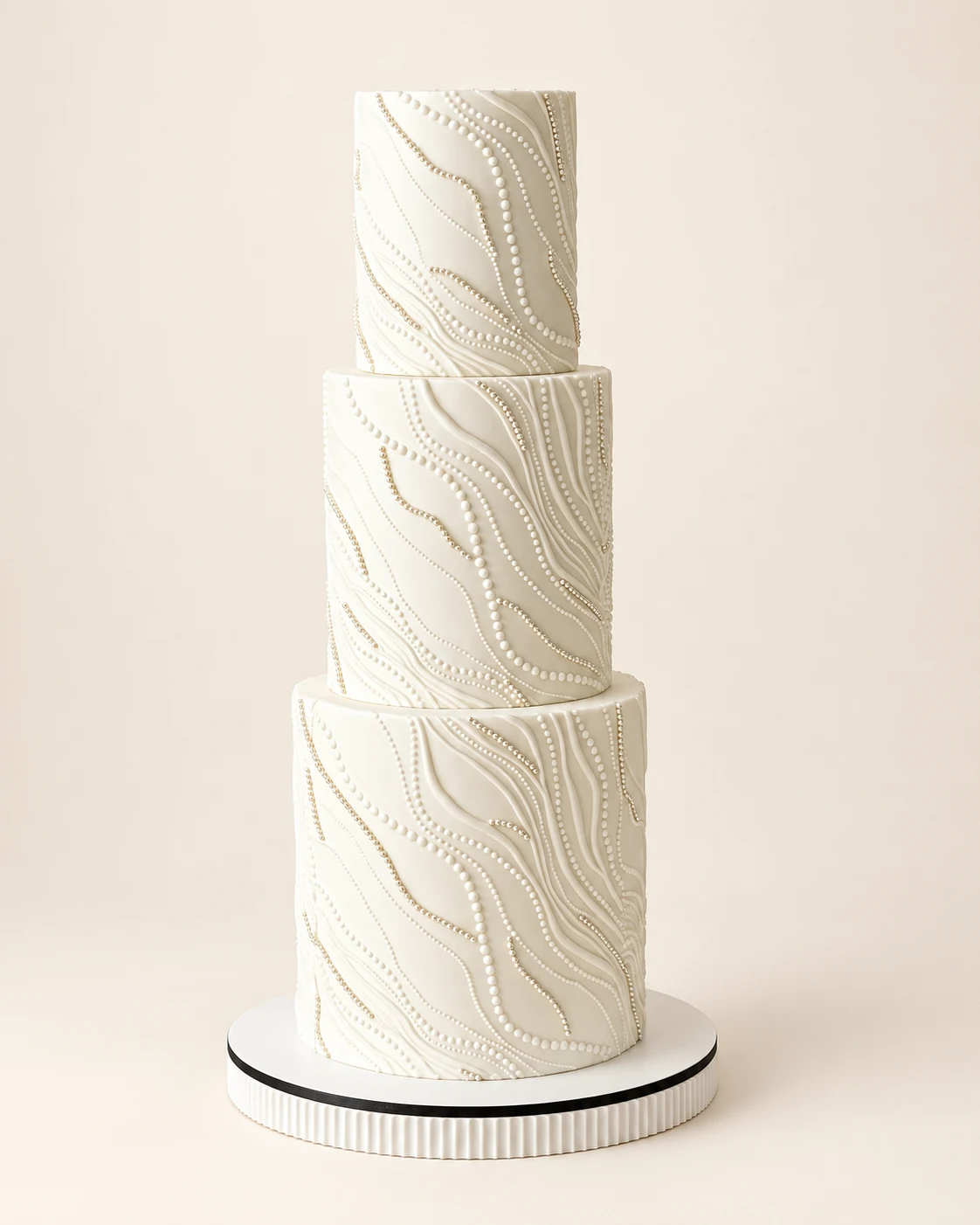 Dreistöckige weiße Torte mit Relief