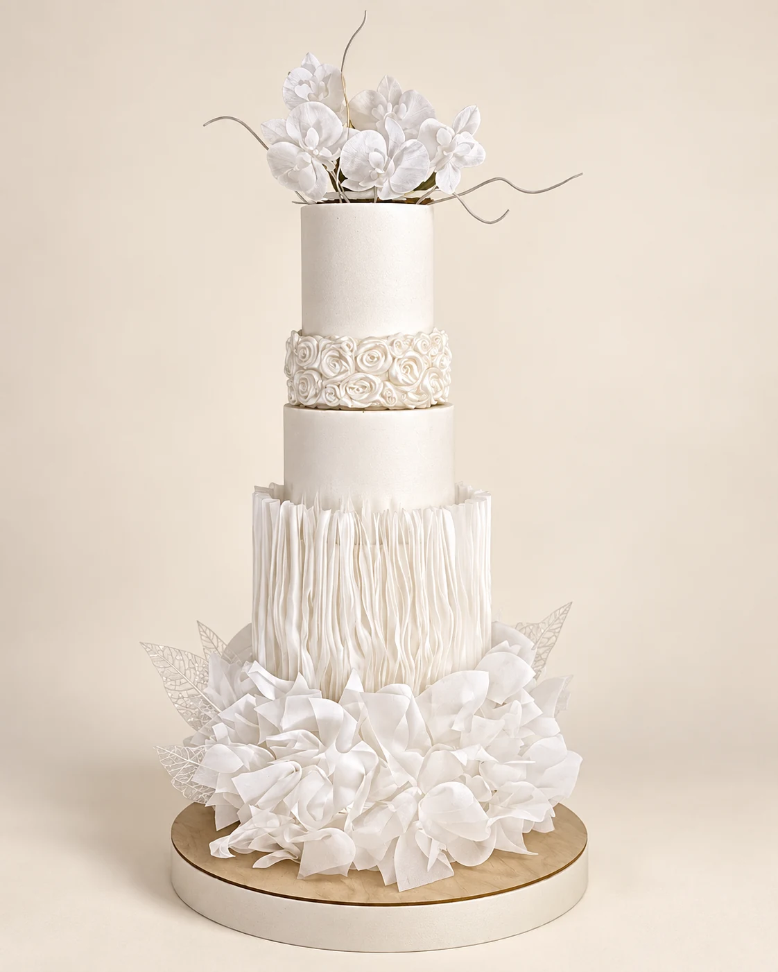 Weiße Hochzeitstorte mit Orchideen