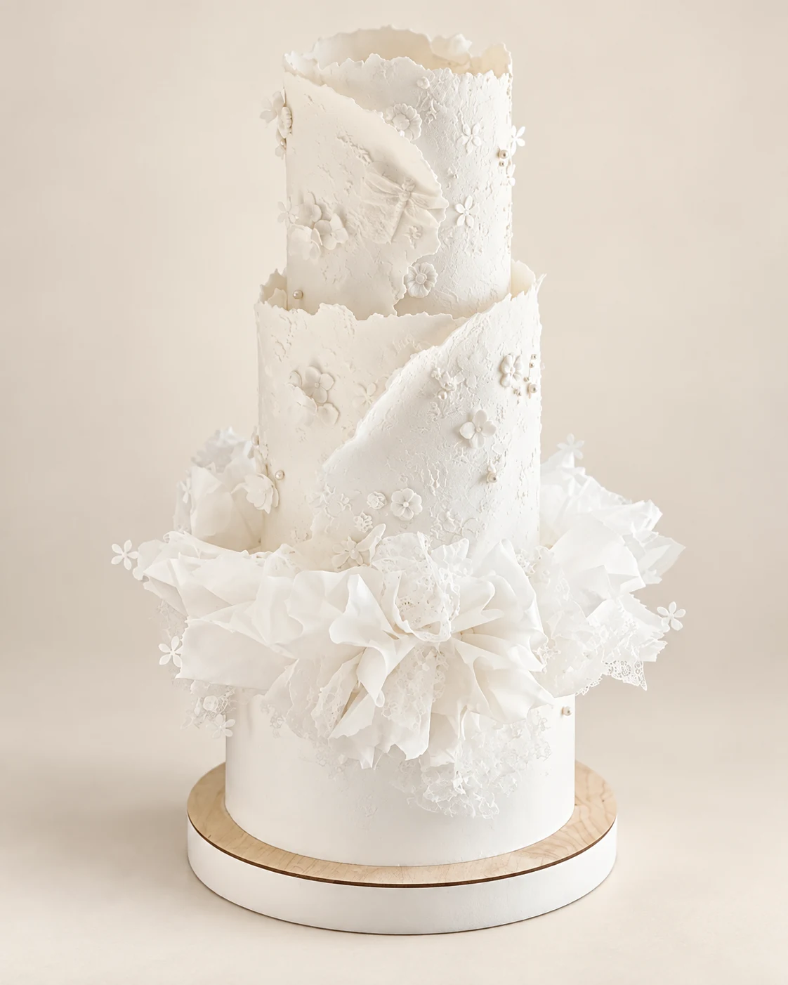 Weiße Hochzeitstorte mit Blütenblättern