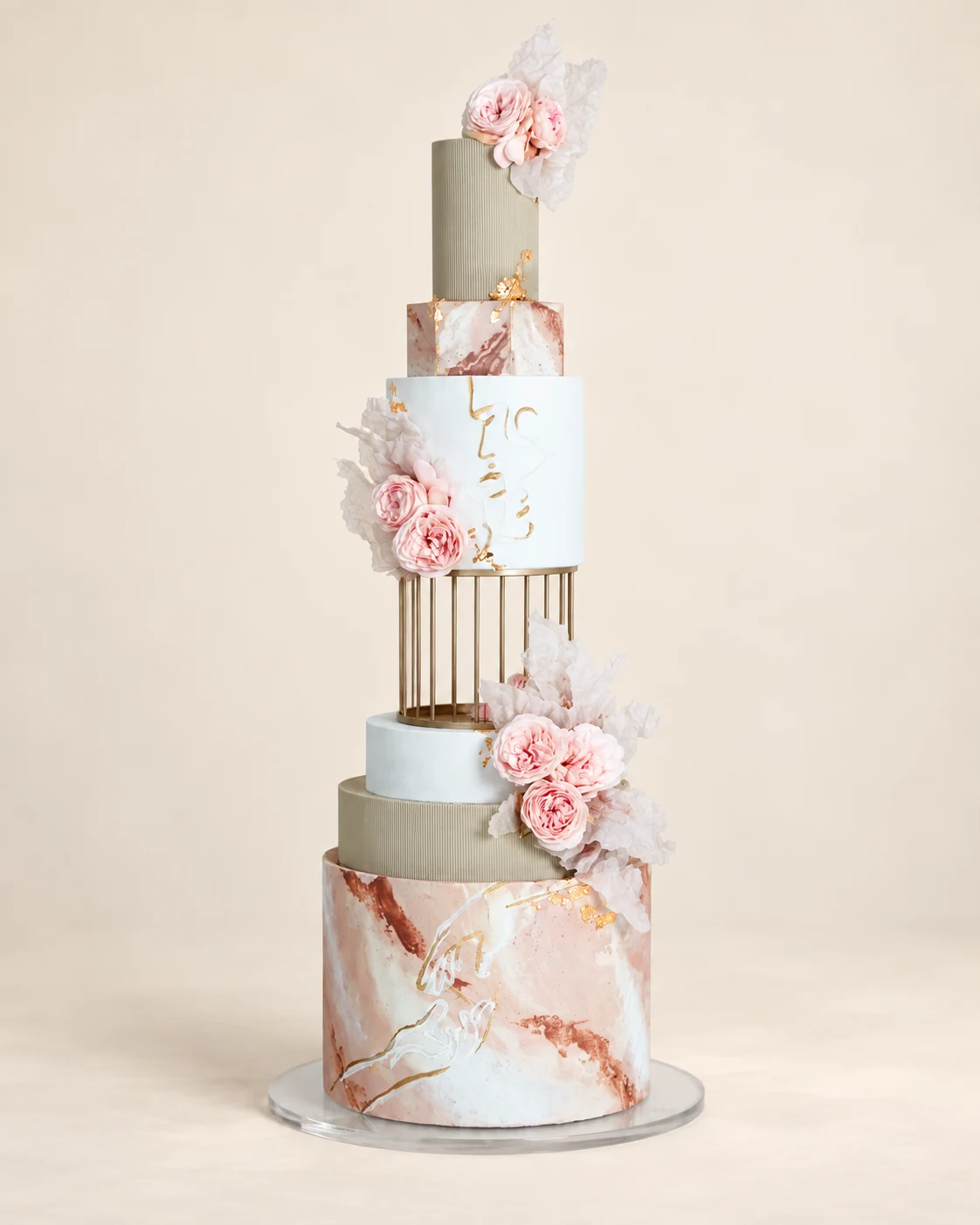 Hochzeitstorte mit Marmormuster und Rosen
